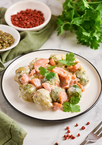 Брюссельская капуста, томленая в нежном сливочном соусе с кусочками моркови.