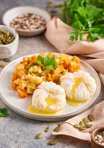 Яйцо пашот с кремовой сердцевиной подается на подушке из запеченых сезонных овощей