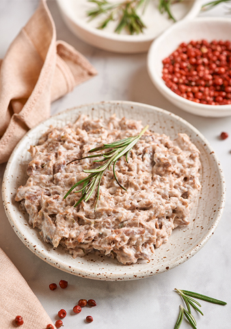 Нежнейшая парная телятина, разделённая на волокна, приготовленная в сливочном соусе